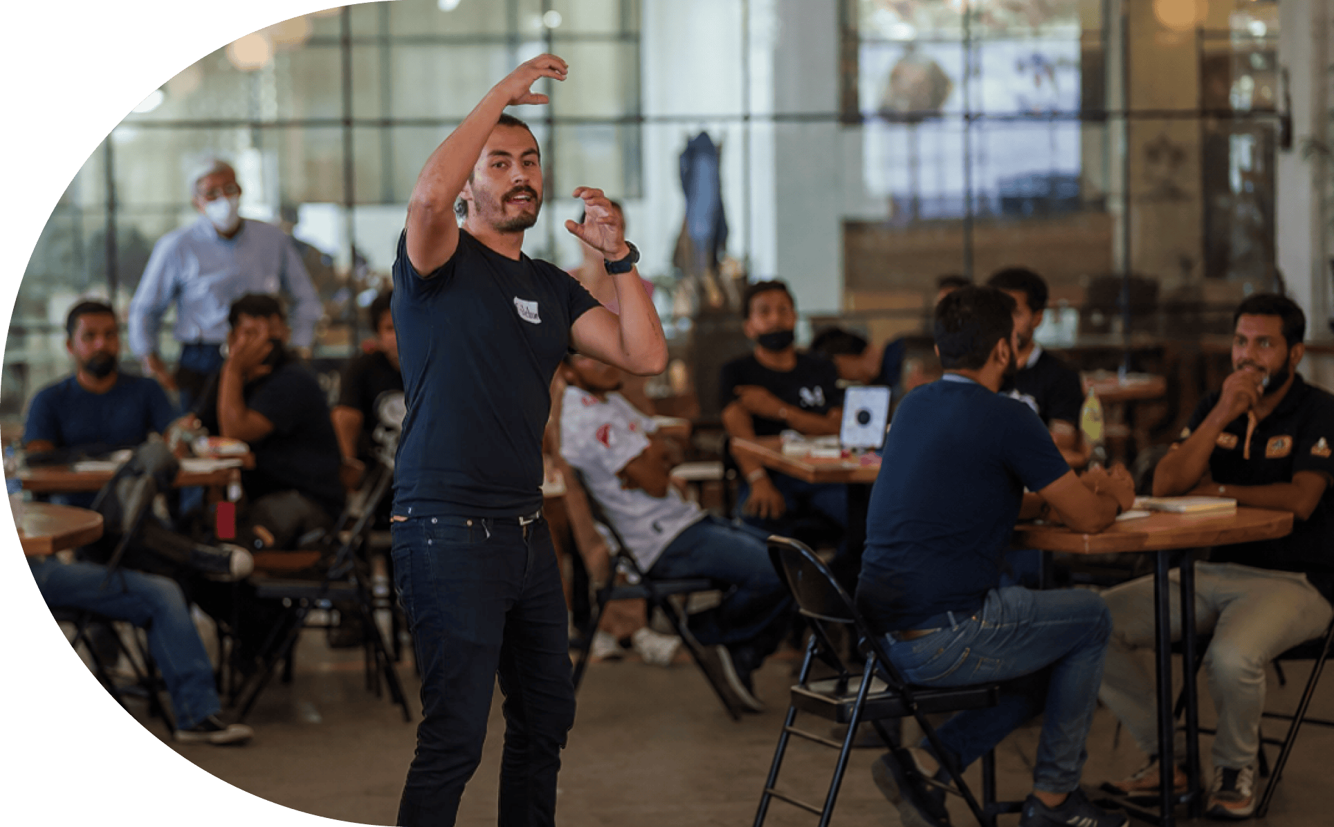 Personas dialogando durante una sesión de trabajo